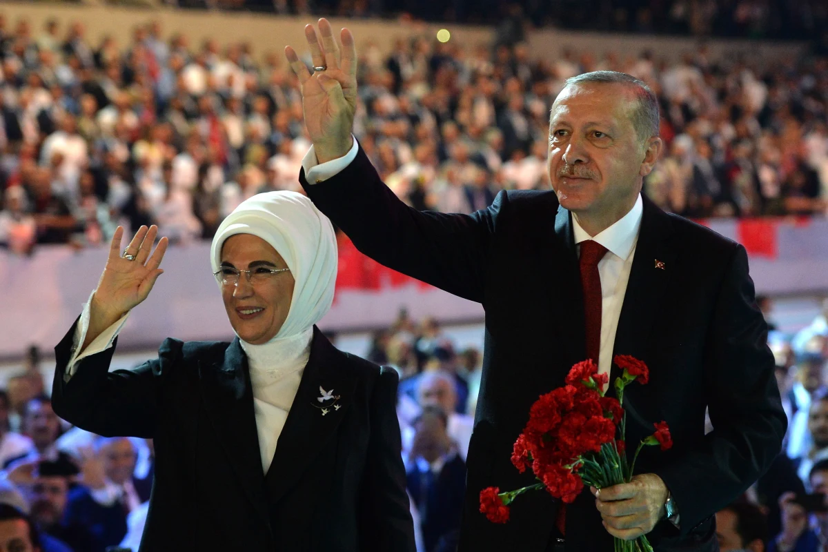 ​Delegacja sprawującej władzę w autonomicznym irackim Regionie Kurdystanu Kurdyjskiej Partii Demokratycznej (KDP) przebywała w sobotę w Ankarze, gdzie na zaproszenie tureckiej rządzącej Partii Sprawiedliwości i Rozwoju wzięła udział w jej kongresie. Liderem AKP jest prezydent Turcji Recep Tayyip Erdogan. 