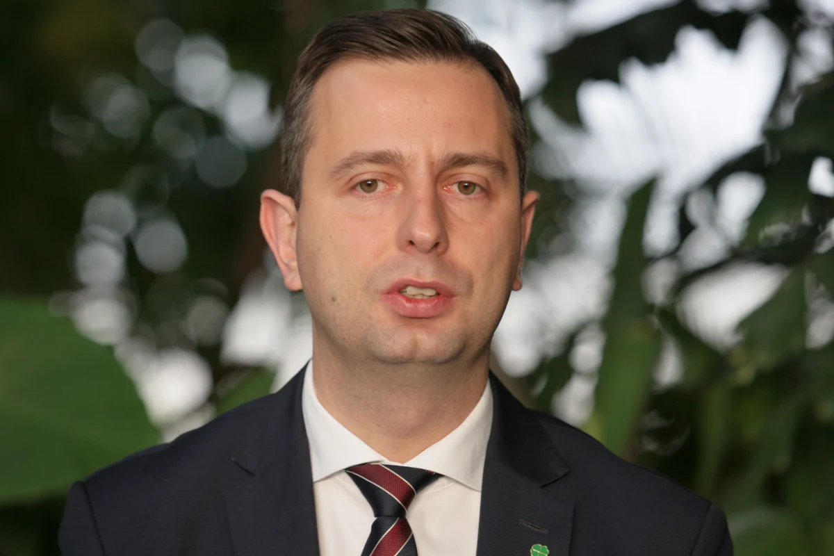 ​Rząd Prawa i Sprawiedliwości prowadzi wobec wsi "politykę strusia" i cały czas ucieka przed jej problemami - uważa szef PSL Władysław Kosiniak-Kamysz. Zapewnia, że ludowcy nie mają żadnych planów cofnięcia programu 500 plus, ale chcą jego zmiany. Lider PSL spotkał się w niedzielę z rolnikami we wsi Jakać Borki, w podlaskiej gminie Śniadowo. W swoim wystąpieniu przede wszystkim odniósł się do działań rządu PiS wobec wsi i rolnictwa.