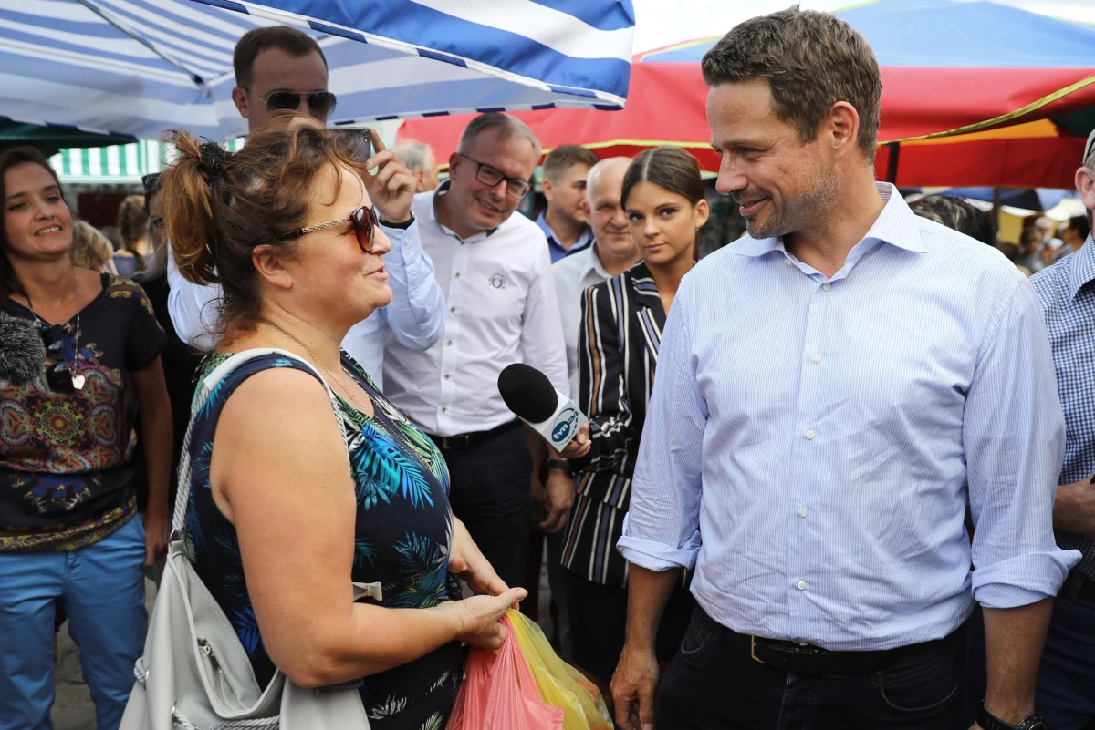 ​Kandydat Koalicji Obywatelskiej na prezydenta Warszawy Rafał Trzaskowski zapowiedział, że chce dwa razy w tygodniu przedstawiać kolejne programy dzielnicowe w ramach projektu "18 dzielnic - jedna Warszawa". Na kolejne po Ursusie spotkanie zaprosił do Ursynowa. "Zaczęła się kampania wyborcza, więc przekładamy kolejny bieg - pracujemy cały weekend, wczoraj byliśmy na paradzie seniorów" - oświadczył Trzaskowski podczas niedzielnej wycieczki rowerowej po Ursynowie.