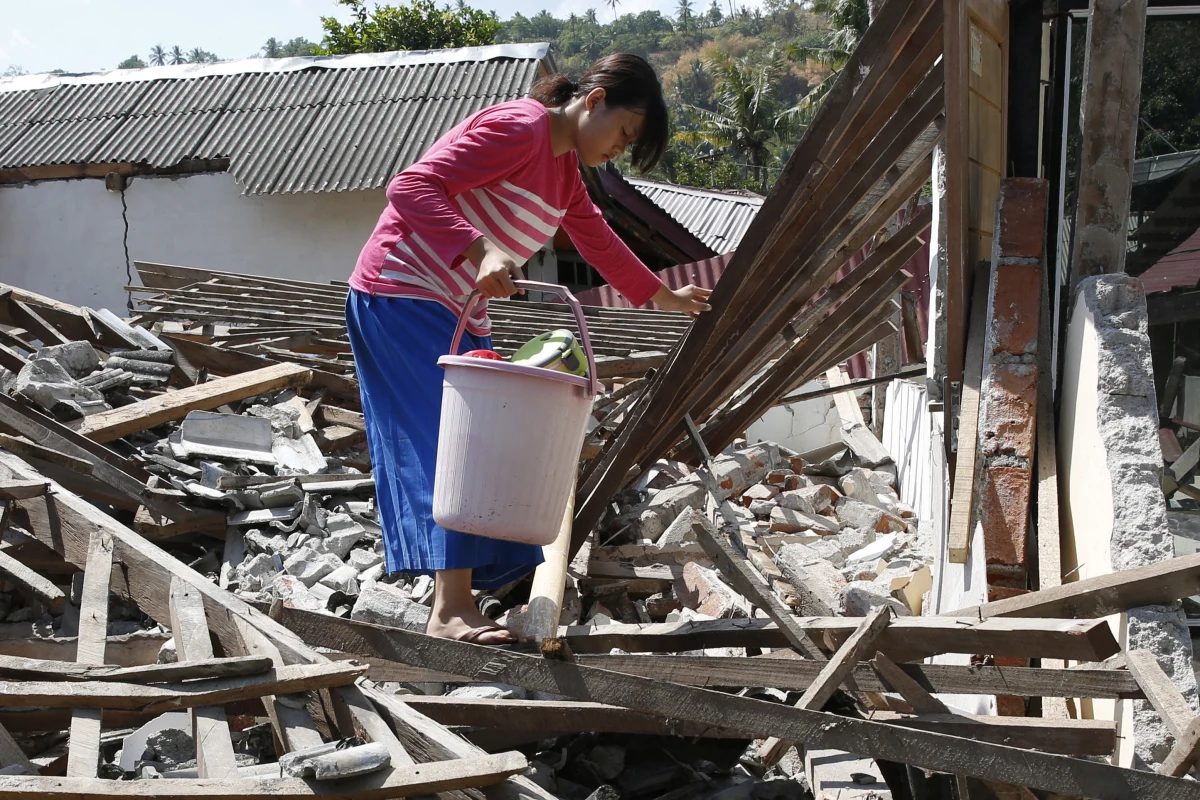 Trzęsienie ziemi o magnitudzie 6,9 nawiedziło w niedzielę wieczorem czasu lokalnego indonezyjską wyspę Lombok, kilkanaście godzin po trzęsieniu o magnitudzie 6,3 - podały amerykańskie służby geologiczne USGS. Na razie nie ogłoszono alertu przed tsunami. Nie ma informacji na temat ewentualnych ofiar ani zniszczeń.