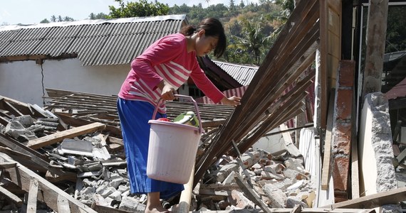 Trzęsienie ziemi o magnitudzie 6,9 nawiedziło w niedzielę wieczorem czasu lokalnego indonezyjską wyspę Lombok, kilkanaście godzin po trzęsieniu o magnitudzie 6,3 - podały amerykańskie służby geologiczne USGS. Na razie nie ogłoszono alertu przed tsunami. Nie ma informacji na temat ewentualnych ofiar ani zniszczeń.