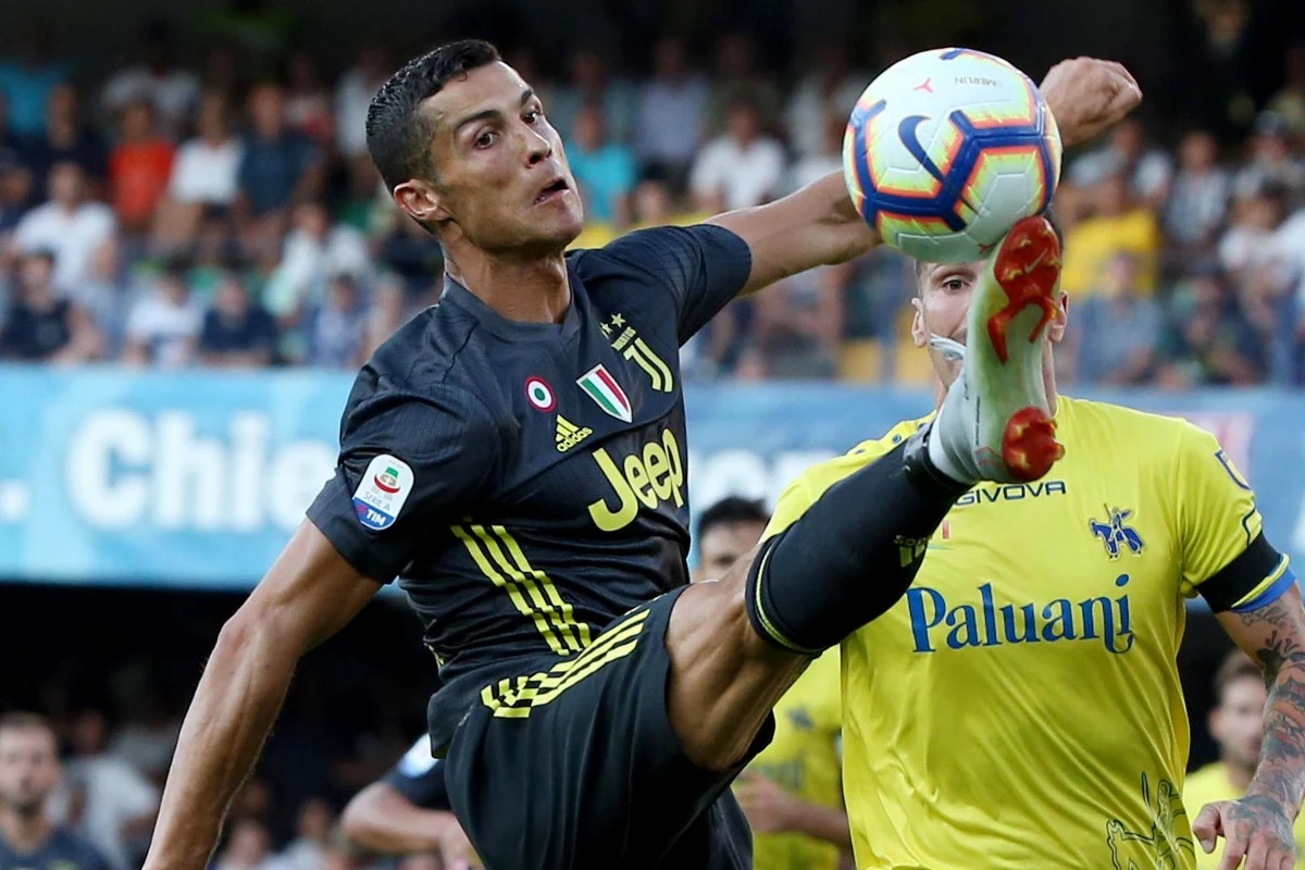 ​Bramkarz Chievo Werona Stefano Sorrentino doznał złamania nosa po starciu z Cristiano Ronaldo w sobotnim meczu z Juventusem (2:3) w pierwszej kolejce włoskiej ekstraklasy piłkarskiej. Bramkę dla zespołu z Werony strzelił Mariusz Stępiński.