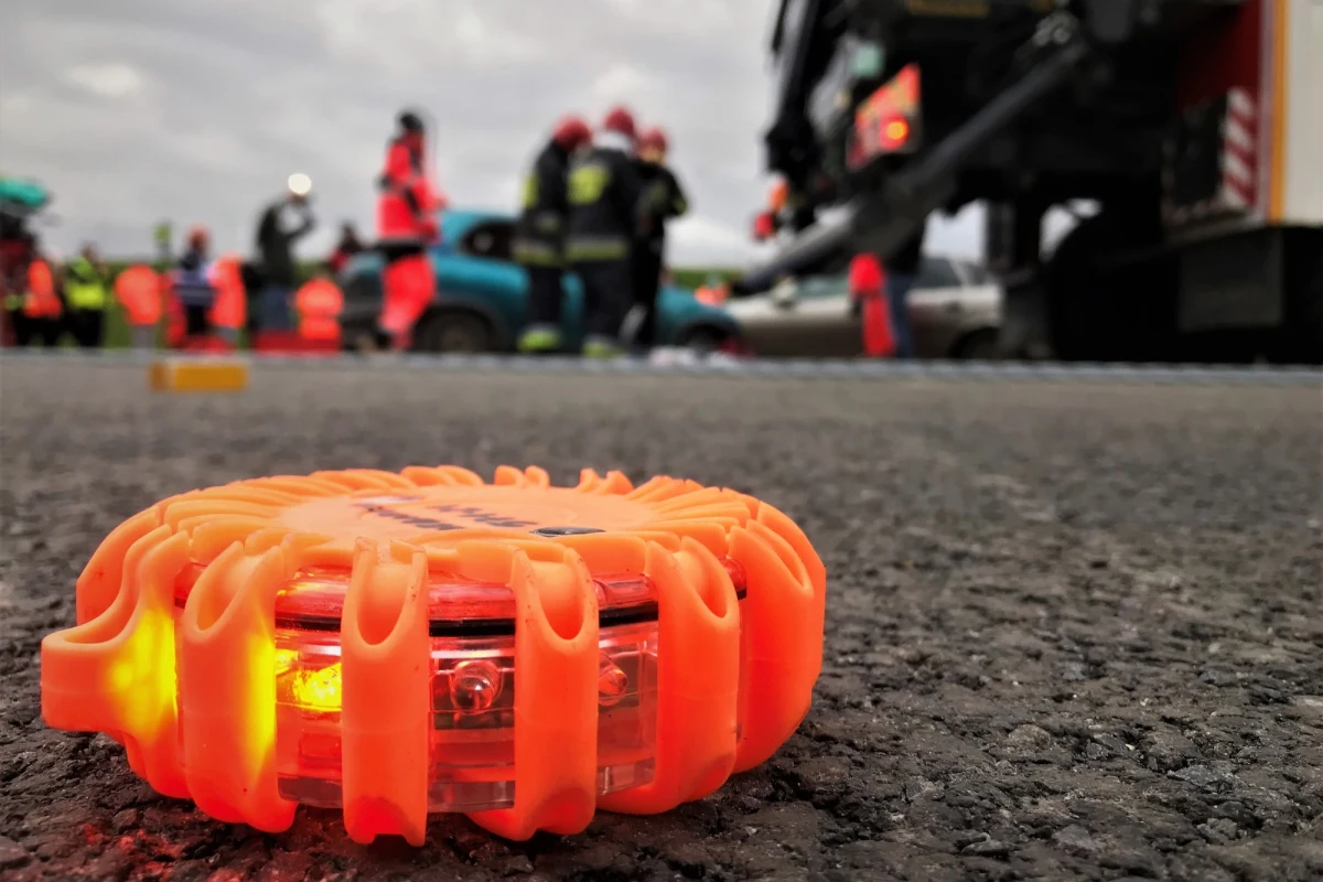 Siedem osób trafiło do szpitala po zderzeniu karetki pogotowia z samochodem osobowym w Warszawie. 