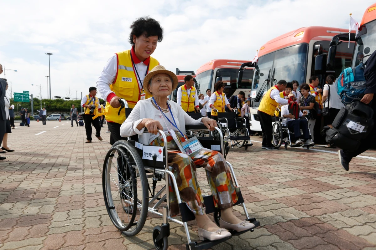 W Górach Diamentowych rozpoczęło się spotkanie członków rodzin rozdzielonych w wyniku wojny koreańskiej w latach 1950-53. Spotkania 177 rodzin zorganizowano w wyniku poprawy relacji m. Koreą Płn. i Koreą Płd. Odbywają się one w Parku Narodowym Gór Kumgang.