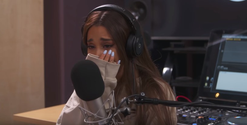 Ariana Grande udzieliła wywiadu, w którym poruszony został temat ataku terrorystycznego, do jakiego doszło po jej koncercie w Manchesterze w maju 2017 roku. Amerykańska wokalistka nie była w stanie powstrzymać łez, opowiadając o tych tragicznych zdarzeniach.
