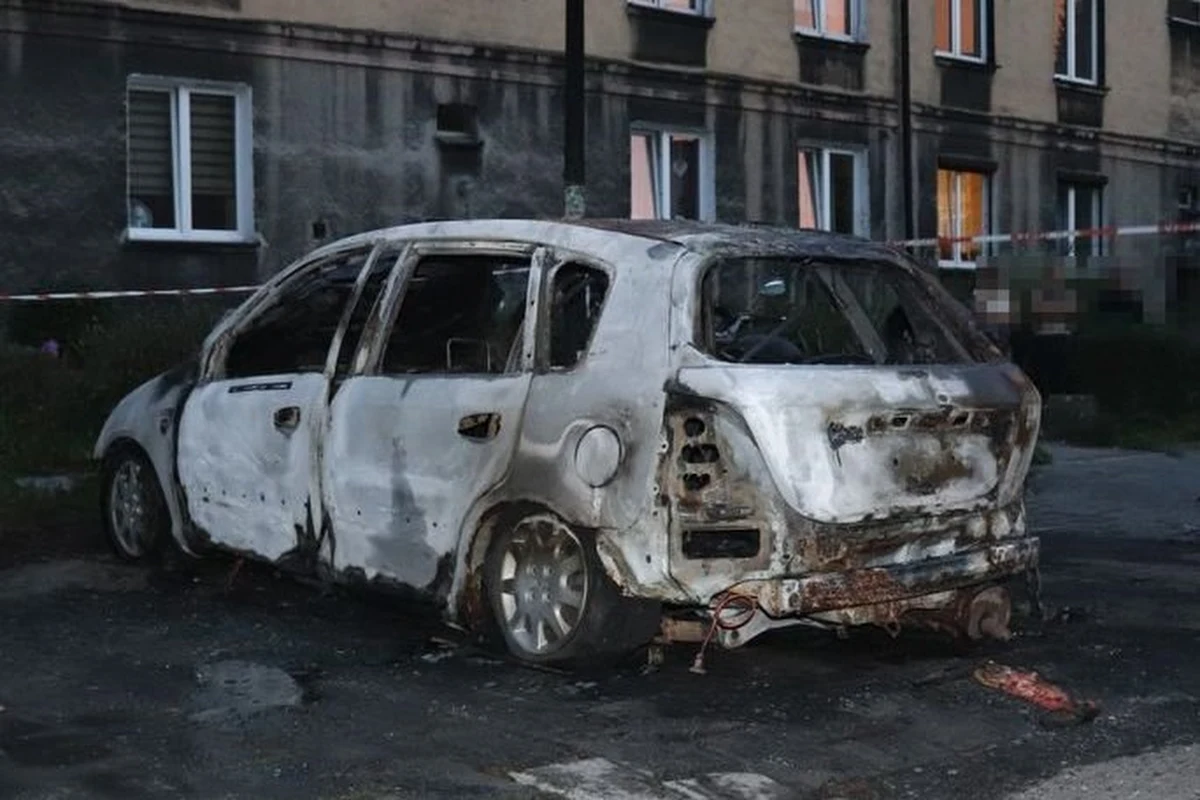 ​Nieszczelny był przewód paliwowy w pobliżu katalizatora - to z tego powodu w ubiegłym tygodniu w Rybniku zapalił się samochód, w którym było 3-letnie dziecko.
