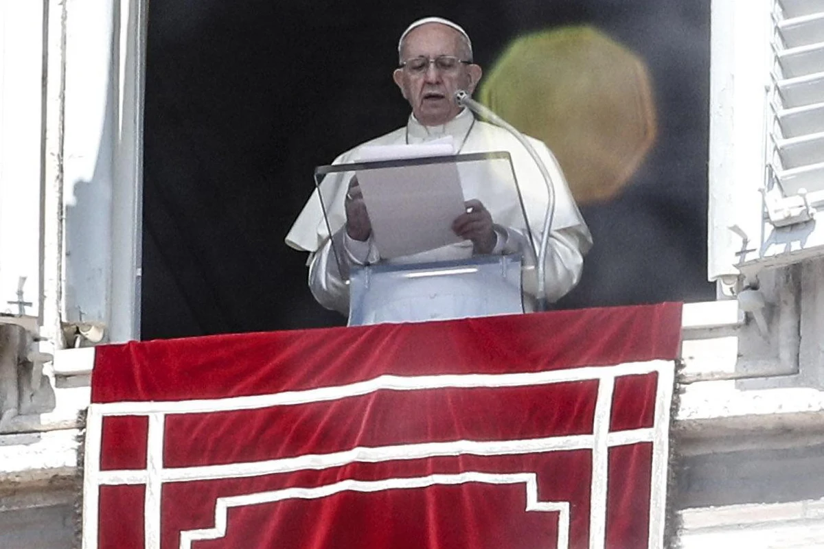 W liście do wiernych na temat pedofili w Kościele papież Franciszek napisał, że "nigdy nie będzie dość proszenia o przebaczenie i prób naprawienia wyrządzonych szkód". Czyny te nazwał "potwornościami" i wyraził skruchę za błędy i zaniedbania Kościoła. W ogłoszonym przez Watykan liście do Ludu Bożego papież przywołał słowa świętego Pawła: "Gdy cierpi jeden członek, współcierpią wszystkie inne członki".