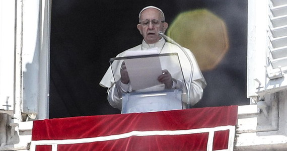 W liście do wiernych na temat pedofili w Kościele papież Franciszek napisał, że "nigdy nie będzie dość proszenia o przebaczenie i prób naprawienia wyrządzonych szkód". Czyny te nazwał "potwornościami" i wyraził skruchę za błędy i zaniedbania Kościoła. W ogłoszonym przez Watykan liście do Ludu Bożego papież przywołał słowa świętego Pawła: "Gdy cierpi jeden członek, współcierpią wszystkie inne członki".