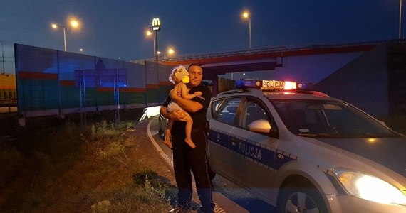 Policja w Rawie Mazowieckiej zatrzymała pijanego 29-latka, który kierując autem nie zatrzymał się do kontroli. Uciekał przed funkcjonariuszami ulicami miasta. Kierowca był pijany. Auto rozbił w rowie. W samochodzie była jego 2-letnia córka.