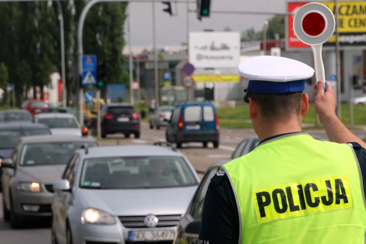 ​W lipcu tego roku policjanci wystawili kierowcom prawie pół miliona mandatów mniej niż w tym samym okresie ubiegłego roku - poinformowała PAP Komenda Główna Policji. Policjanci nie wykluczają, że może mieć to związek z trwającym protestem, w ramach którego częściej stosowane są pouczenia. Jak dowiedziała się PAP, w lipcu ubiegłego roku policjanci wystawili kierującym ponad 564 tys. mandatów i ponad 22,5 tys. pouczeń. W tym samym okresie 2018 roku liczba mandatów wystawionych kierowcom spadła do ponad 101 tys., wystawiono natomiast ponad 240 tys. pouczeń.