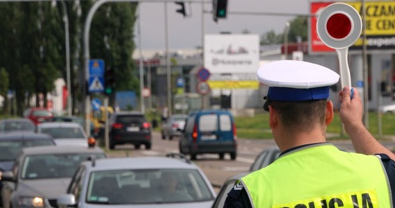 ​W lipcu tego roku policjanci wystawili kierowcom prawie pół miliona mandatów mniej niż w tym samym okresie ubiegłego roku - poinformowała PAP Komenda Główna Policji. Policjanci nie wykluczają, że może mieć to związek z trwającym protestem, w ramach którego częściej stosowane są pouczenia. Jak dowiedziała się PAP, w lipcu ubiegłego roku policjanci wystawili kierującym ponad 564 tys. mandatów i ponad 22,5 tys. pouczeń. W tym samym okresie 2018 roku liczba mandatów wystawionych kierowcom spadła do ponad 101 tys., wystawiono natomiast ponad 240 tys. pouczeń.