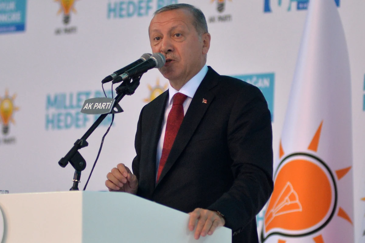 ​Ataki na naszą gospodarkę nie różnią się od atakowania naszej flagi czy wezwania do modlitwy - oświadczył prezydent Turcji Recep Tayyip Erdogan w przemówieniu do narodu opublikowanym w przeddzień muzułmańskiego święta Id al-Adha.