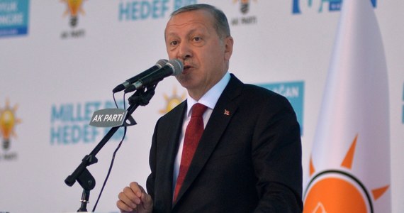 ​Ataki na naszą gospodarkę nie różnią się od atakowania naszej flagi czy wezwania do modlitwy - oświadczył prezydent Turcji Recep Tayyip Erdogan w przemówieniu do narodu opublikowanym w przeddzień muzułmańskiego święta Id al-Adha.