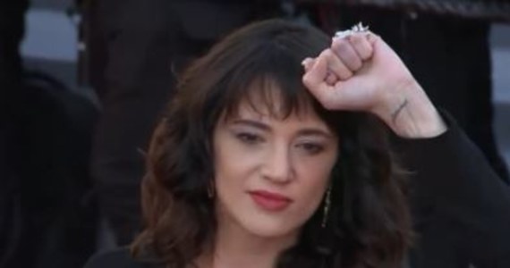 Włoska aktorka Asia Argento stojąc na scenie podczas festiwalu filmowego w Cannes opowiadała o tym, jak padła ofiarą przemocy seksualnej ze strony Harveya Weinsteina. Teraz ona sama jest oskarżana o napaść seksualną. Argento miała molestować w 2013 roku 17-letniego chłopaka. Sama miała wtedy 37 lat – pisze o tym "New York Times". 