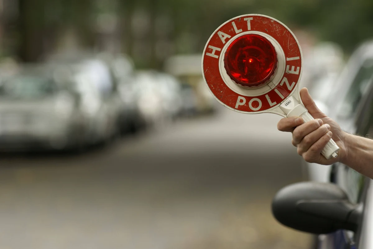 Niemiecka policja poinformowała o ujęciu 34-letniego mężczyzny, który - jadąc skradzionym samochodem z wybitą szybą - zatrzymał się w Blankenfelde-Mahlow koło Berlina, by zapytać miejscowych, którędy może najszybciej dojechać do Polski.