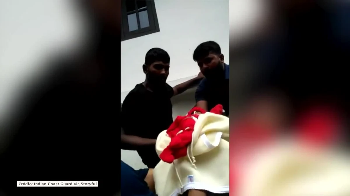 Ratownicy z indyjskiej Straży Wybrzeża uratowali dziesięciodniowe niemowlę i jego matkę, którzy zostali uwięzieni na piętrze zalanego przez powódź budynku. Łącznie, w czasie jednej akcji, ratownicy ewakuowali z zalanych i uszkodzonych budynków 127 osób. Od 8 sierpnia, gdy zaczęły padać wyjątkowo intensywne deszcze, w stanie Kerala na południu Indii zginęło 227 osób.