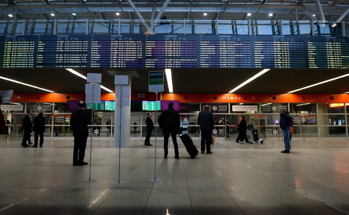 Awaryjne lądowanie samolotu LOT, który miał lecieć z Warszawy do Gdańska. Bombardier Dash Q400 przez kilkadziesiąt minut krążył nad Warszawą. Wylądował w asyście kilkunastu zastępów straży pożarnej na lotnisku imienia Fryderyka Chopina.