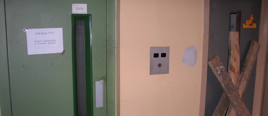 Niecodzienna akcja strażaków w Jastrzębiu na Śląsku. Razem z pracownikami pogotowia dźwigowego brali oni udział w uwolnieniu dziecka, które uwięzione zostało w windzie w jednym bloków.