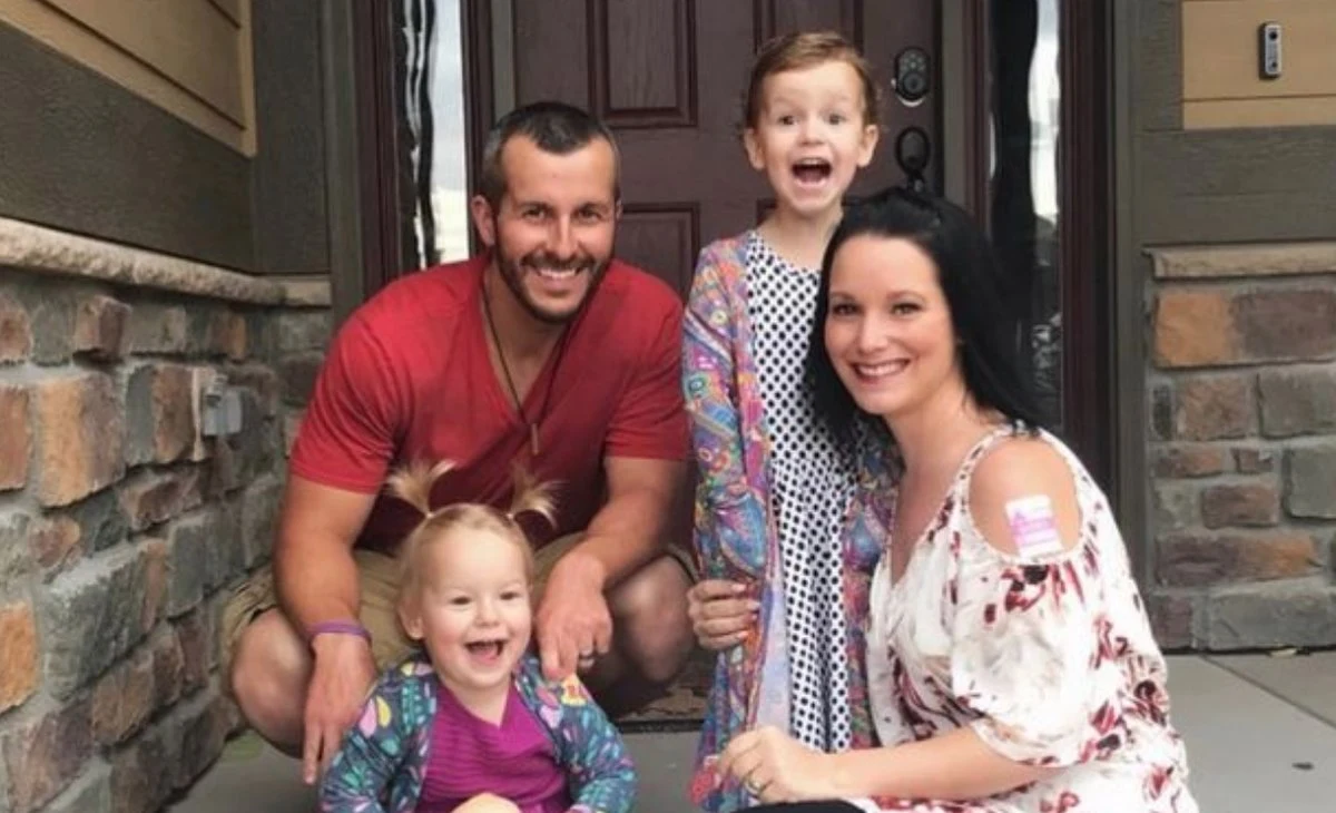 Makabryczna historia w amerykańskim stanie Colorado. 33-letni Chris Watts najpierw przed kamerami szukał zaginionej, ciężarnej żony i dwójki córek, by później stanąć przed sądem w roli oskarżonego o zabójstwo całej trójki. Mężczyzna złożył zeznania, w których przyznał się do morderstwa kobiety i podał zaskakujący motyw swojej zbrodni - informuje „Daily Mirror”.