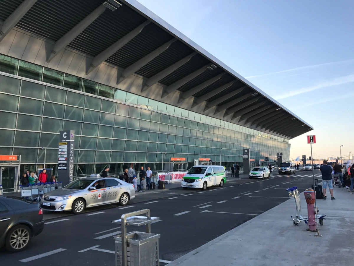 Samolot LOT-u, który wczoraj wieczorem awaryjnie lądował w Warszawie, to ta sama maszyna, w której w styczniu podczas awaryjnego lądowania złożyło się przednie podwozie. Bombardier o oznaczeniu bocznym SP-EQG lądował też awaryjnie w czerwcu.