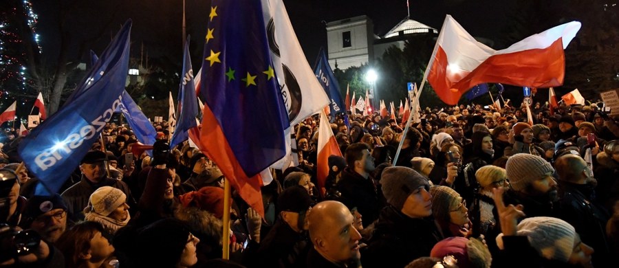 Sąd uniewinnił 13 osób obwinionych o popełnienie wykroczeń podczas protestów przed Sejmem w grudniu 2016 roku. Chodziło o uczestniczenie w zgromadzeniu mimo jego rozwiązania oraz o blokowanie przejazdu drogą publiczną.