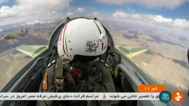 Iran zaprezentował swój nowy myśliwiec "Kowsar". Prezentacja maszyny była transmitowana w irańskiej telewizji, podczas której odbył się pokazowy lot w obecności prezydenta Rowhaniego.

- Iran musi rozwijać swe siły zbrojne, by powstrzymać inne kraje przed zagrabieniem jego terytorium i zasobów - powiedział prezydent Hasan Rowhani.
