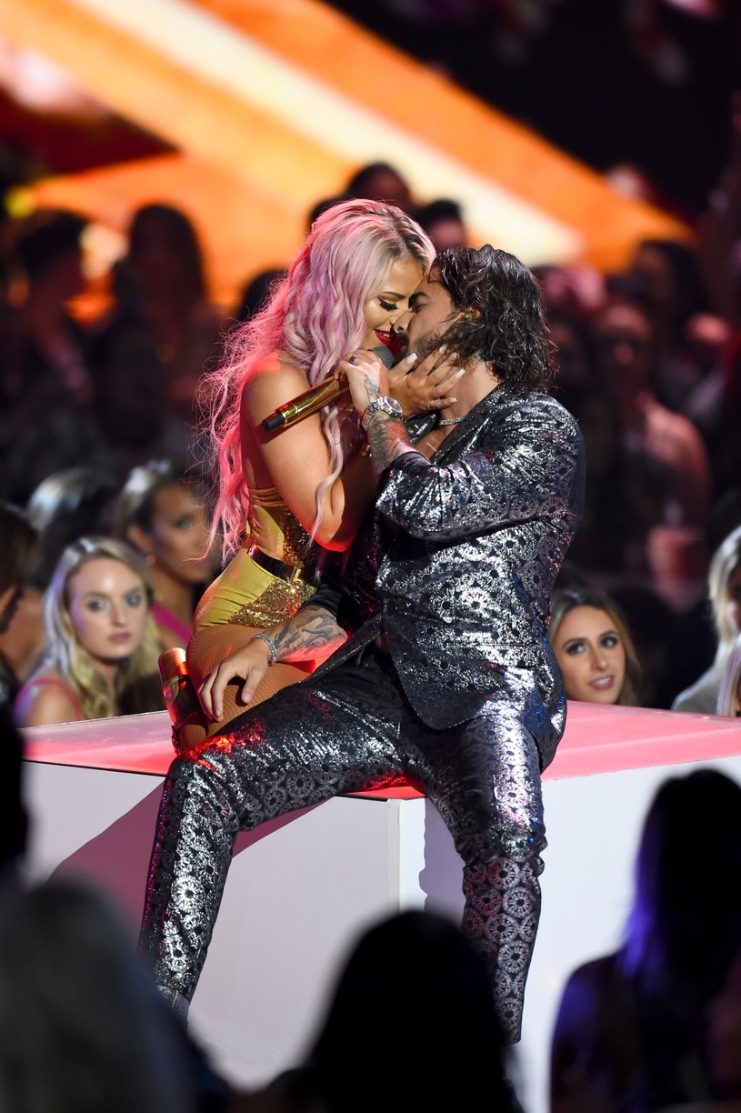 Latynoski wokalista Maluma był jednym z wykonawców, którzy zaprezentowali się na gali MTV VMA. Jednak całą uwagę skupiła na sobie jego tancerka, która na końcu występu skradła gwiazdorowi pocałunek. 