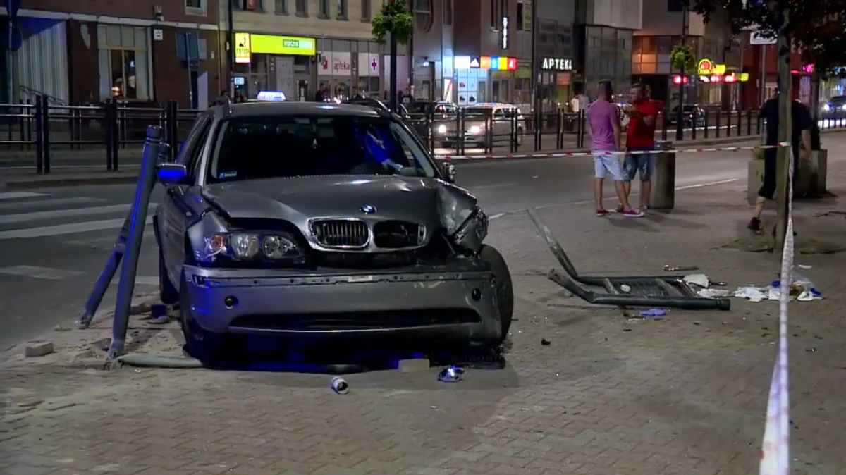 Dwa miesiące spędzi w areszcie kierowca ze Stargardu w Zachodniopomorskiem, który w weekend podczas nielegalnych wyścigów stracił panowanie nad samochodem i w centrum miasta wjechał w grupę pieszych. Ranił pięć osób.