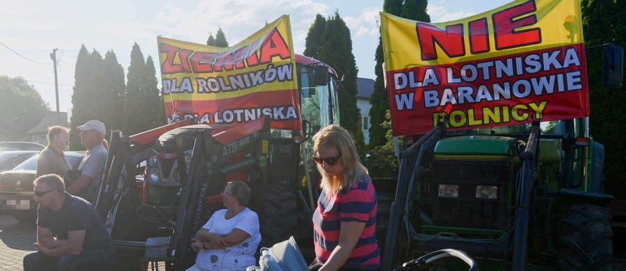 Jeszcze w tym roku rzeczoznawcy zaczną wyceniać pierwsze nieruchomości pod budowę Centralnego Portu Komunikacyjnego - dowiedział się nasz dziennikarz w Ministerstwie Infrastruktury. Chodzi o grunty położone na terenie trzech mazowieckich gmin: Teresin, Wiskitki i Baranów. Właśnie tam ma powstać nowe, największe lotnisko w Polsce. Jego budowa ma kosztować nawet 35 miliardów złotych. Rząd chce wykupić ziemię od około tysiąca właścicieli działek. 