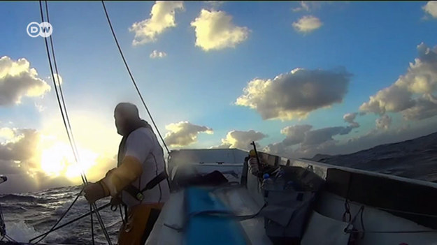 W zasadzie sportowy katamaran nie nadaje się na długie morskie rejsy. Szwajcar Yvan Bourgnon opłynął nim jednak całą kulę ziemską bez satelitarnej nawigacji i autopilota. Na temat tej niezwykłej wyprawy powstał film " Ocean Rider".