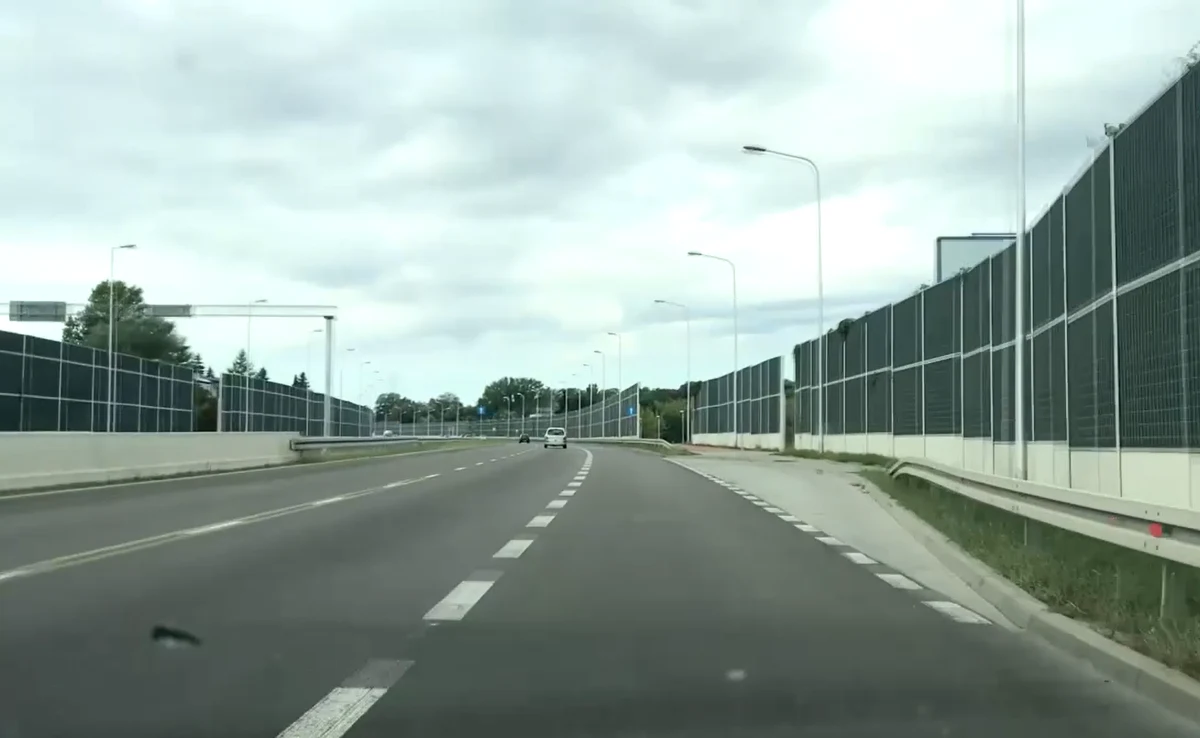 Kilkanaście miesięcy trwała budowa lubelskiej alei Mazowieckiego. Drogę otwarto trzy tygodnie temu, a niektórych tabliczek z oznakowaniem wciąż nie ma. Pojawią się nie wcześniej, niż we wrześniu, bo takie są procedury zmiany organizacji ruchu. Kierowcy muszą się zatem przygotować, że jeszcze przez jakiś czas będą błądzić.