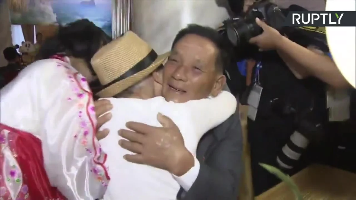 92-letnia Lee Keum-seom spotkała się ze swoim synem po raz pierwszy od 68 lat. Kobieta została oddzielona od dziecka w trakcie wojny koreańskiej, gdy chłopiec miał zaledwie 4 lata. Lee towarzyszyły dwie córki, siostry Sanga, które wychowywała w Korei Południowej. Do spotkania przedstawicieli rodzin rozdzielonych w wyniku trwającego w latach 1950-53 konfliktu doszło na mocy porozumienia władz w Pjongjangu i Seulu. 