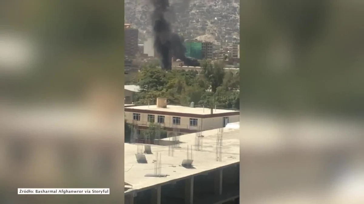 Talibowie wystrzelili w kierunku pałacu prezydenckiego w Kabulu rakiety, w czasie gdy prezydent Afganistanu Aszraf Ghani występował w telewizji z okazji muzułmańskiego Święta Ofiarnego (Id al-Adha). W ataku nikt nie ucierpiał. Rakiety uderzyły w kilku miejscach m.in. w pobliżu ambasady USA. W odpowiedzi afgańskie wojsko zbombardowało budynek, z którego prawdopodobnie wystrzelono pociski. Do ataku doszło dwa dni po tym, gdy talibowie odrzucili propozycję prezydenta zawarcia trzymiesięcznego rozejmu.