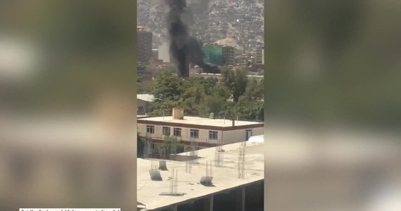 Talibowie wystrzelili w kierunku pałacu prezydenckiego w Kabulu rakiety, w czasie gdy prezydent Afganistanu Aszraf Ghani występował w telewizji z okazji muzułmańskiego Święta Ofiarnego (Id al-Adha). W ataku nikt nie ucierpiał. Rakiety uderzyły w kilku miejscach m.in. w pobliżu ambasady USA. W odpowiedzi afgańskie wojsko zbombardowało budynek, z którego prawdopodobnie wystrzelono pociski. Do ataku doszło dwa dni po tym, gdy talibowie odrzucili propozycję prezydenta zawarcia trzymiesięcznego rozejmu.