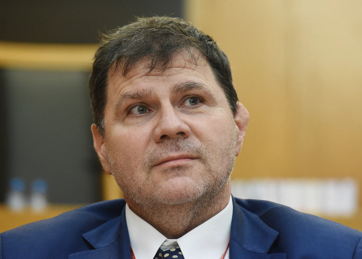 Krajowa Rada Sądownictwa przesłuchiwała we wtorek kandydatów na sędziów Sądu Najwyższego. Rozmowy za zamkniętymi drzwiami nie były nagrywane i trwały około piętnastu minut. Najwięcej emocji budzi wysłuchiwanie kandydatów do Izby Dyscyplinarnej. Nieoficjalnie mówi się, że największe szanse na kierowanie nią ma wiceprezes Trybunału Konstytucyjnego Mariusz Muszyński. Ten nie stawił się jednak we wtorek przed KRS. "Dzisiejsza nieobecność Mariusza Muszyńskiego nie przekreśla jego szans w staraniach o stanowisko sędziego Sądu Najwyższego" - zapewnił w rozmowie z RMF FM Stanisław Piotrowicz. 