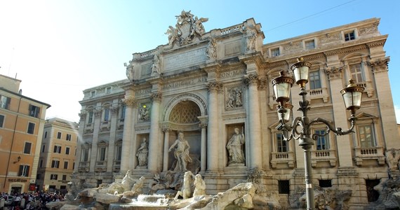 Władze Rzymu zarządziły całodobowe patrole przy fontannach w mieście. To reakcja na kolejny chuligański incydent. Dwóch młodych roznegliżowanych mężczyzn kąpało się w fontannie na Placu Weneckim przy Ołtarzu Ojczyzny.