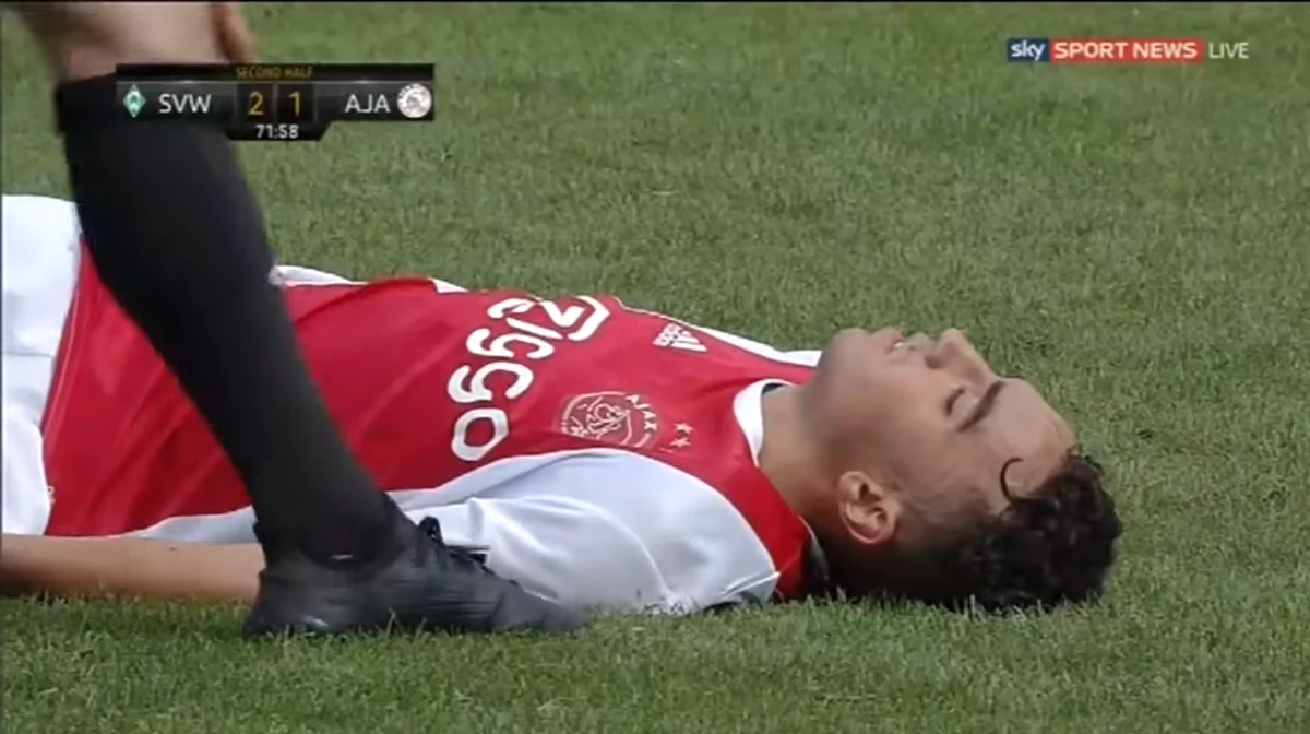 Dobre wieści z Holandii! Były piłkarz Ajaksu Amsterdam, Abdelhak Nouri, wybudził się ze śpiączki po 13 miesiącach. Piłkarz 8 lipca 2017 roku podczas towarzyskiego meczu z Werderem Brema stracił przytomność i zapadł w śpiączkę, która okazała się konsekwencją problemów z sercem. Teraz, co wydaje się niebywałe, odzyskał przytomność i próbuje kontaktować się z rodziną. 