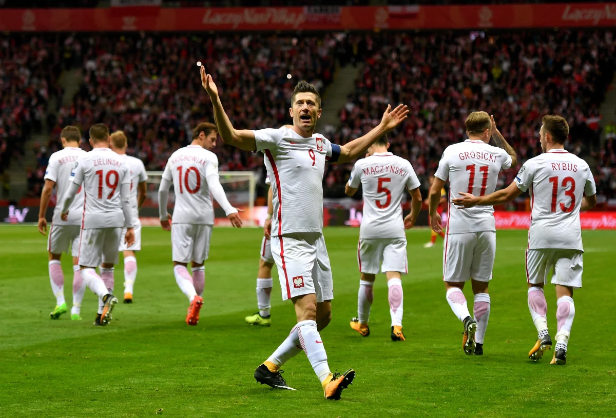 Robert Lewandowski wyraził żal, że w kwietniu i maju, gdy był ostro krytykowany, nikt z szefów monachijskiego klubu nie stanął w jego obronie. Polski piłkarz podkreślił przy tym, że w tej chwili porzucił już plany transferowe i jego serce "znów bije dla Bayernu".