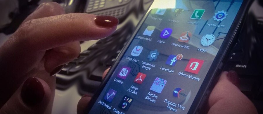 Do skrzynek e-mailowych polskich internautów trafiają fałszywe potwierdzenia przelewów, rzekomo dokonanych za pośrednictwem serwisu Przelewy24. Ostrzegamy – to oszustwo, próba zainfekowania naszych telefonów i wyłudzenia danych, a nawet pieniędzy. 