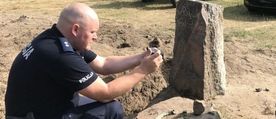 18 zabytkowych drogowskazów odzyskali w okolicach Dębna zachodniopomorscy policjanci. Wykonane z granitu obiekty z niemieckimi nazwami miejscowości pochodzą z XIX wieku. Zostały skradzione z poboczy dróg. 