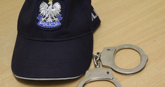 Trwają przesłuchania 6 zatrzymanych policjantów z wydziału ruchu drogowego z komendy w Żorach. Wszystkim stawiane są zarzuty korupcyjne. Prokuratura nie wyklucza kolejnych zatrzymań w sprawie łapówek. 