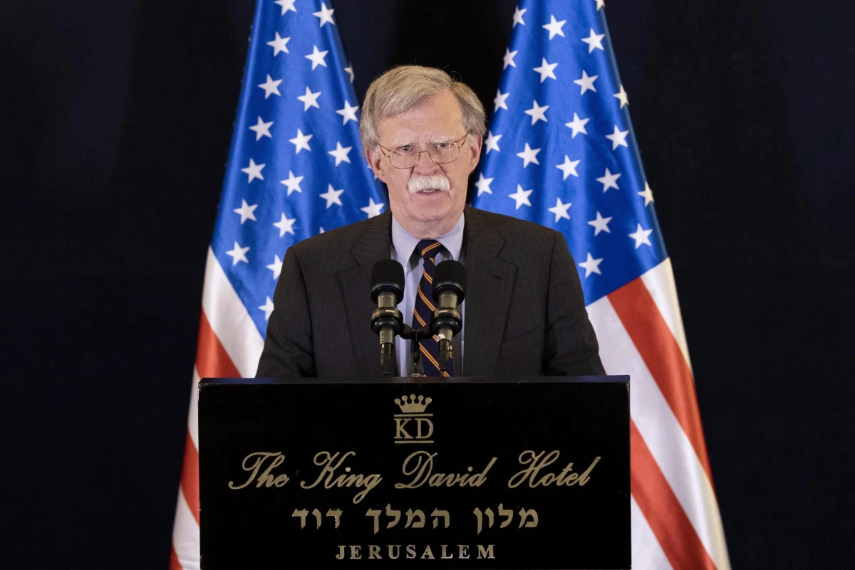 ​USA "bardzo mocno" zareagują, jeśli reżim prezydenta Syrii Baszara el-Asada użyje broni chemicznej w prowincji Idlib na północnym zachodzie kraju - powiedział John Bolton, doradca ds. bezpieczeństwa narodowego prezydenta USA Donalda Trumpa. Bolton, który przebywa z trzydniową wizytą w Izraelu, dodał, że ufa, iż poprzednie amerykańskie ataki przeciwko reżimowi syryjskiemu miały skutek odstraszający. "Ale niech będzie jasne: jeśli reżim syryjski użyje broni chemicznej, zareagujemy bardzo mocno. (Syryjczycy) powinni dobrze zastanowić się przed podjęciem jakiejkolwiek decyzji (w tej sprawie)" - powiedział Bolton na konferencji prasowej po rozmowach z izraelskimi przywódcami.