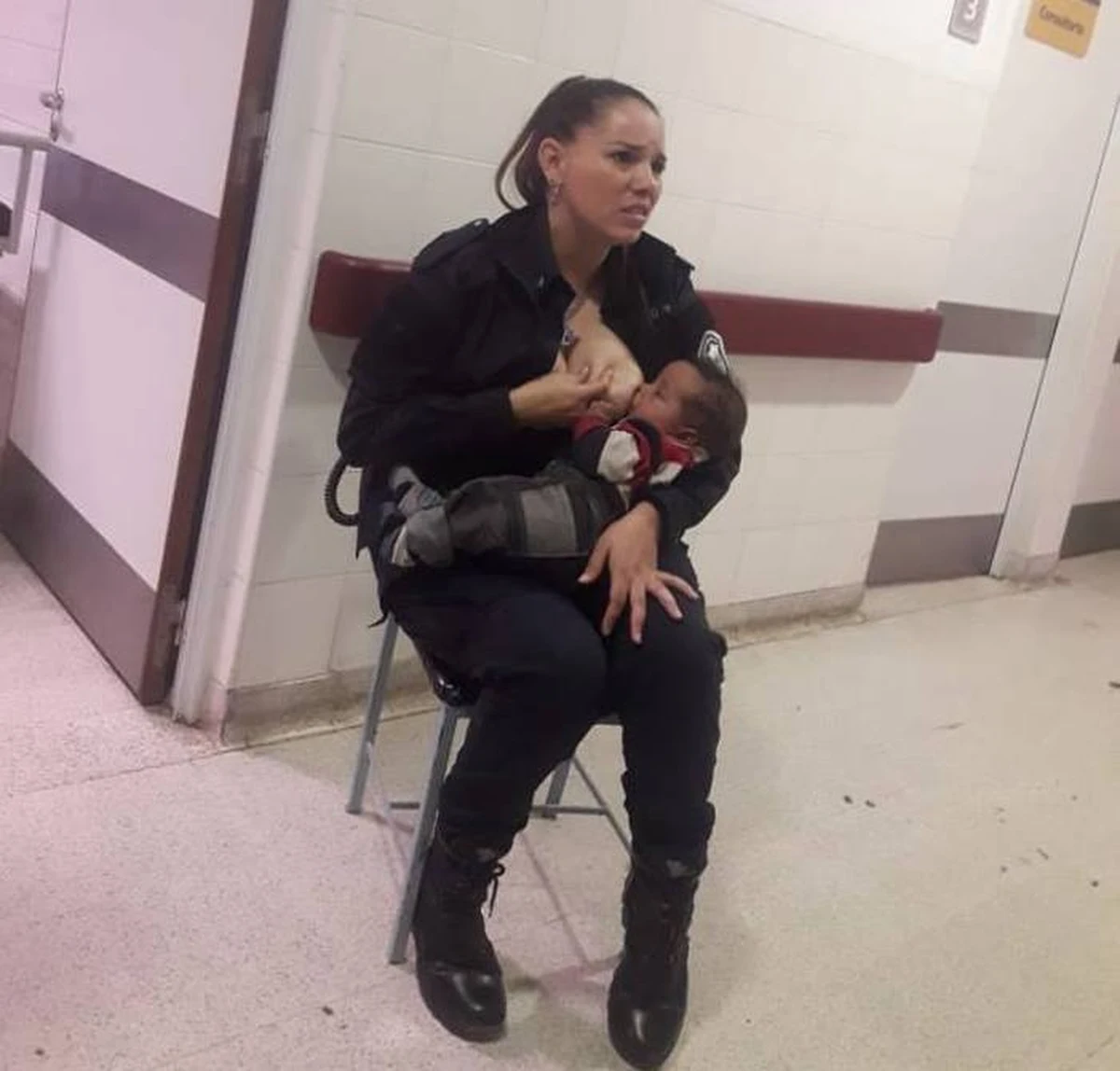 Usłyszała płacz niedożywionego niemowlęcia i postanowiła nakarmić je piersią. Internauci na całym świecie chwalą postawę argentyńskiej policjantki. Jej zdjęcie robi prawdziwą furorę w internecie. 