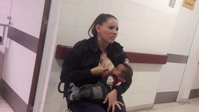 "Gest miłości". Policjantka nakarmiła piersią niedożywione niemowlę