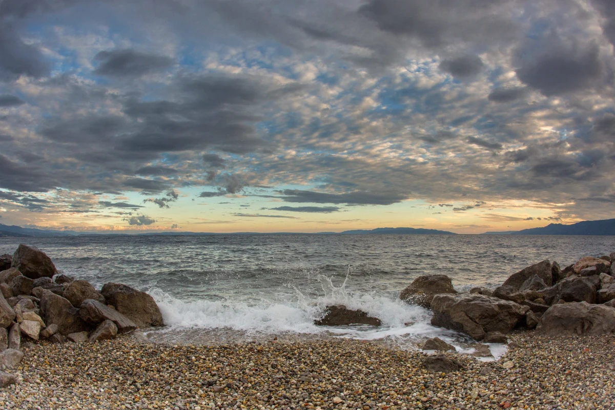 Kamyk zabrany z plaży może okazać się wyjątkowo drogą pamiątką. Nawet 100 funtów mogą wynosić kary na turystów, którzy zdecydowali się zabrać kamyki z plaż Kornwalii. 