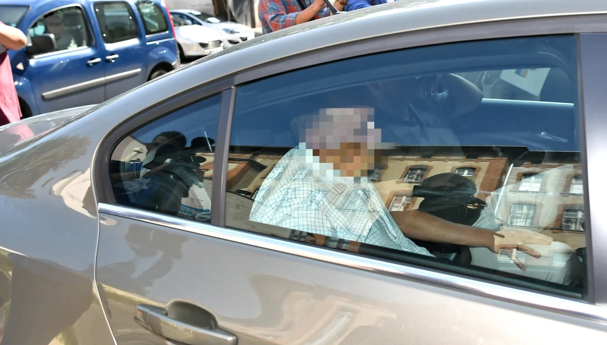 Wrocławscy prokuratorzy zakończyli przesłuchanie Marka M., znanego handlarza roszczeń do stołecznych nieruchomości. Prokurator postawił mu trzy zarzuty, w tym m.in. oszustwa oraz przywłaszczenia mienia. Decyzja ws ewentualnego wniosku o tymczasowe aresztowanie ma zostać podjęta do czwartku.