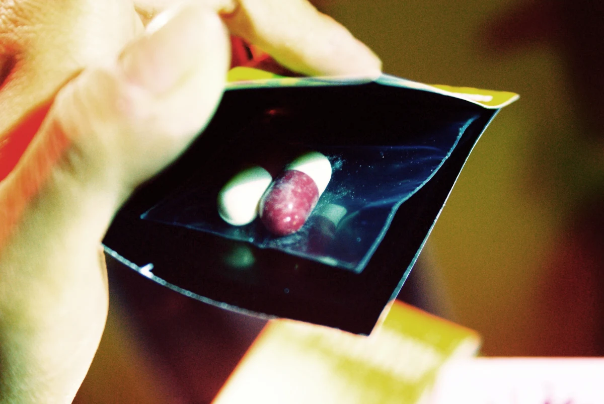 Bytomscy policjanci zatrzymali dwóch mężczyzn i kobietę. Są podejrzani o handel dopalaczami i sterydami przez internet. Według ustaleń śledztwa mogli wysłać klientom kilkaset przesyłek z niebezpiecznymi dla zdrowia substancjami.