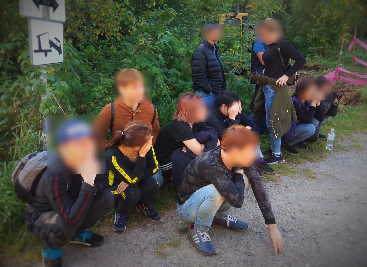 Funkcjonariusze Straży Granicznej zatrzymali w Bieszczadach dwunastu nielegalnych imigrantów z Wietnamu. Pieszo przekroczyli oni granicę z Ukrainy do Polski. Zatrzymano też troje obywateli Słowacji, którzy im pomagali. Azjaci zostali przekazani z powrotem na Ukrainę.