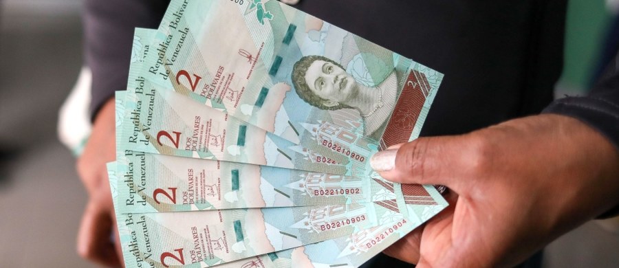 Hiperinflacja sięgająca miliona procent. Podstawowe zakupy spożywcze, za które trzeba zapłacić setki banknotów. Średni spadek wagi mieszkańca od 2013 roku wyniósł 9 kilogramów. Coraz trudniejszy dostęp do leków. Tak wygląda sytuacja w ogarniętej kryzysem Wenezueli. Po ostatnich decyzjach denominacyjnych prezydenta tego kraju Nicolasa Maduro, wenezuelska waluta - boliwar jest praktycznie bezwartościowa. Była to jedna z największych denominacji walut w historii. Z ekspertem sprawdzamy, czy ta sytuacja może odbić się na naszym kraju. 