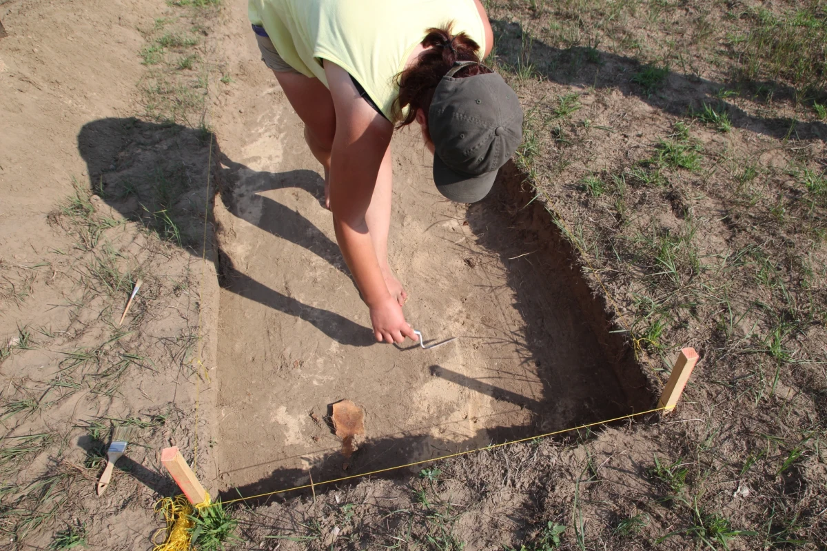 Wioski Gać nie ma na współczesnych mapach. Wiedzą o niej mieszkańcy okolicy i historycy. Od Poznania dzieli ją jakieś 40 km. Dzwonowo i Niedźwiedziny, w których bliskim sąsiedztwie się znajdowała, leżą kilkanaście kilometrów na wschód od Murowanej Gośliny. Dziś Gać tworzy jedynie kilka domów, przesuniętych na wschód od tej odkrytej przez archeologów. Formalnie należą do Łopuchowa. Średniowieczna Gać nie mogła być malutką wioską. Znajdował się w niej kościół datowany na 1335 rok. Parafia obejmowała kilka okolicznych wiosek. Z podań mieszkańców wynika, że gacki kościół po prostu się rozpadł. Pamięć o mieszkańcach średniowiecznej Gaci zamarła na jakieś 680 lat. Przełomowy dla jej "odświeżenia” okazał się 2016 rok. 